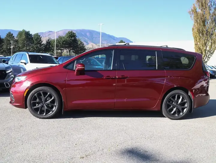 Chrysler Pacifica 2022 photo 2