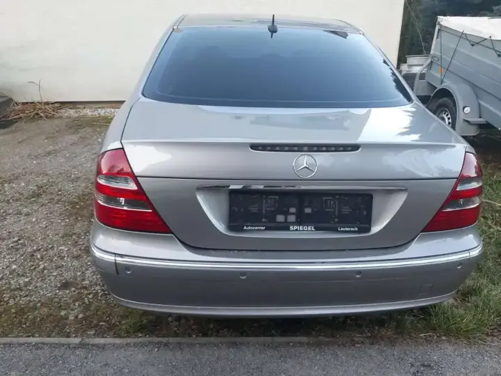 Mercedes-Benz E-Class 2004 photo 2