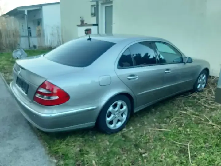 Mercedes-Benz E-Class 2004 photo 3