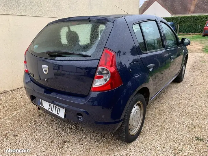 Dacia Sandero 2010 photo 2