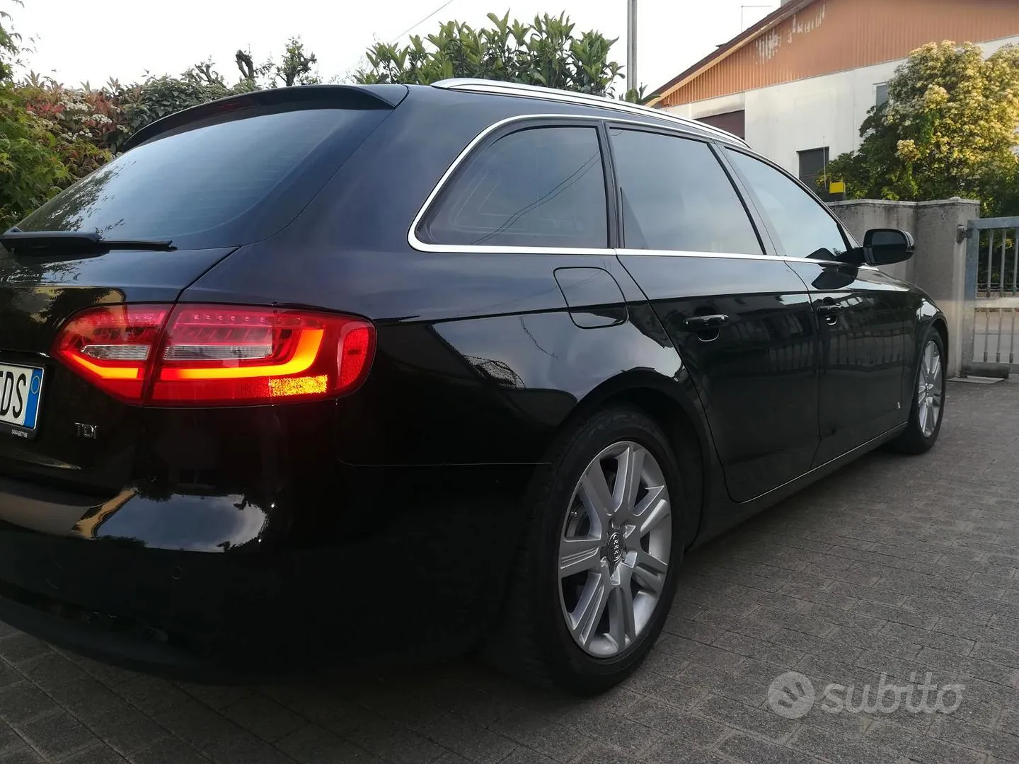 Audi A4 2012 photo 2