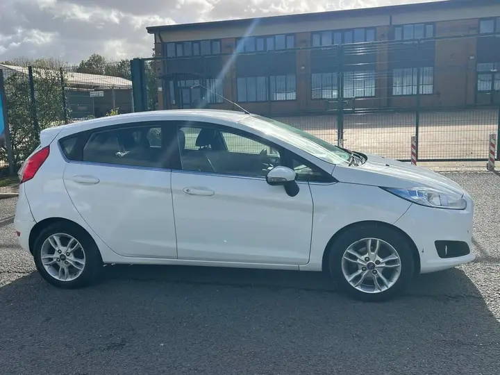 Ford Fiesta 2015 photo 2