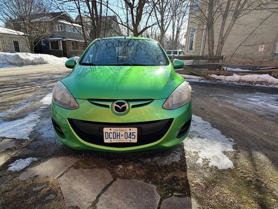 Mazda 2 2011 photo 2