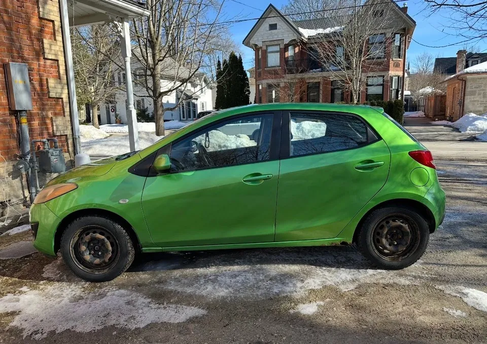 Mazda 2 2011 photo 4