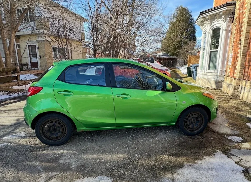 Mazda 2 2011 photo 3