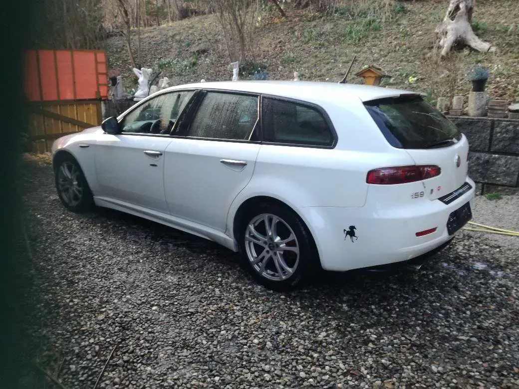 Alfa Romeo 159 2011 photo 2