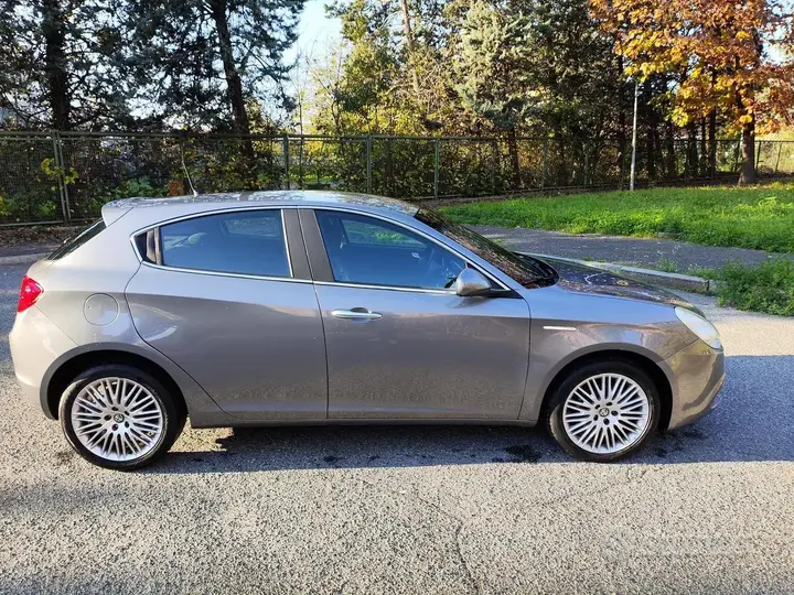 Alfa Romeo Giulietta 2012 photo 4