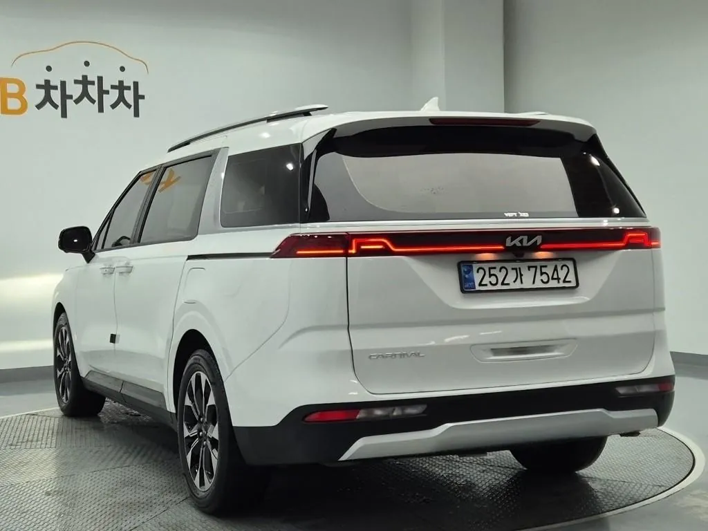 Kia Carnival 2023 photo 2