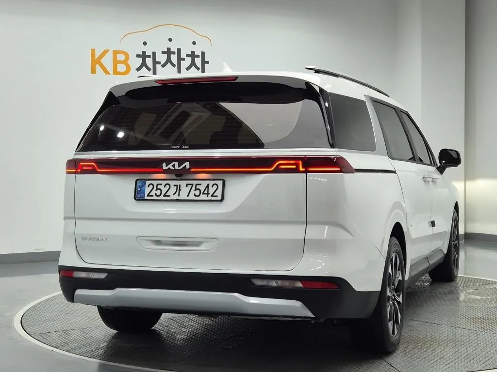 Kia Carnival 2023 photo 3