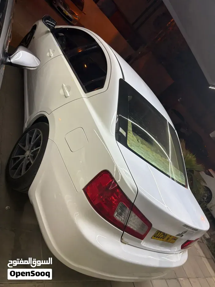Mitsubishi Galant 2011 photo 3