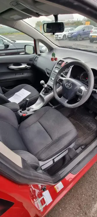 Toyota Auris 2011 photo 2