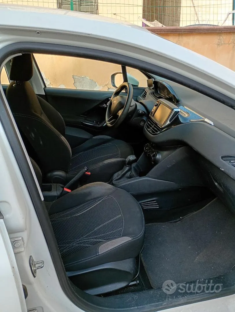 Peugeot 208 2013 photo 3