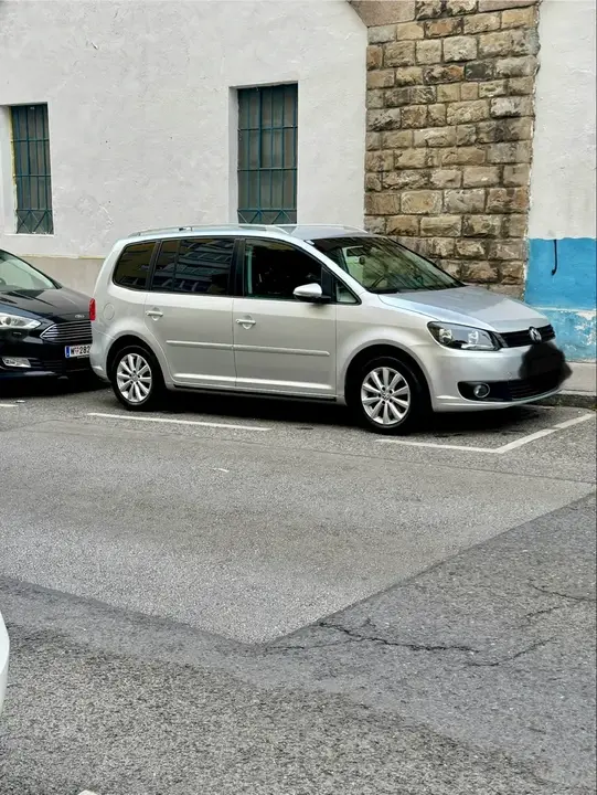 Volkswagen Touran 2010 photo 2