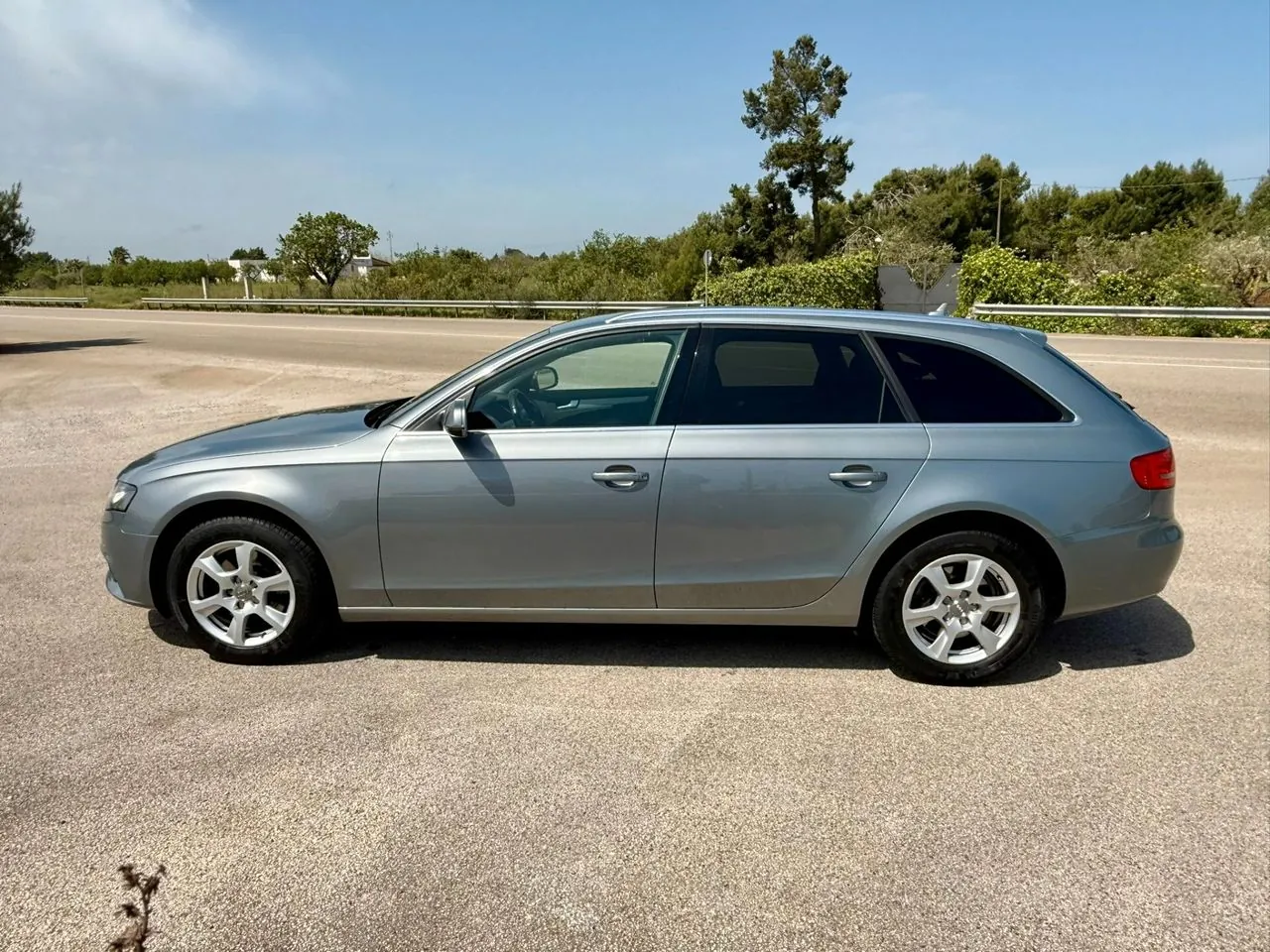 Audi A4 2011 photo 2
