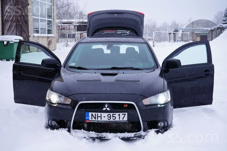 Mitsubishi Lancer Evolution 2011 photo 2