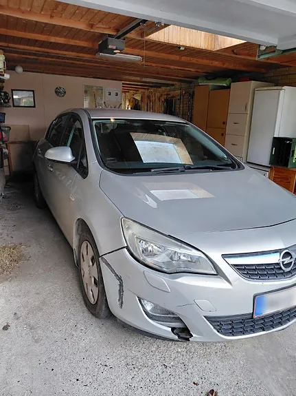 Opel Astra 2010 photo 2