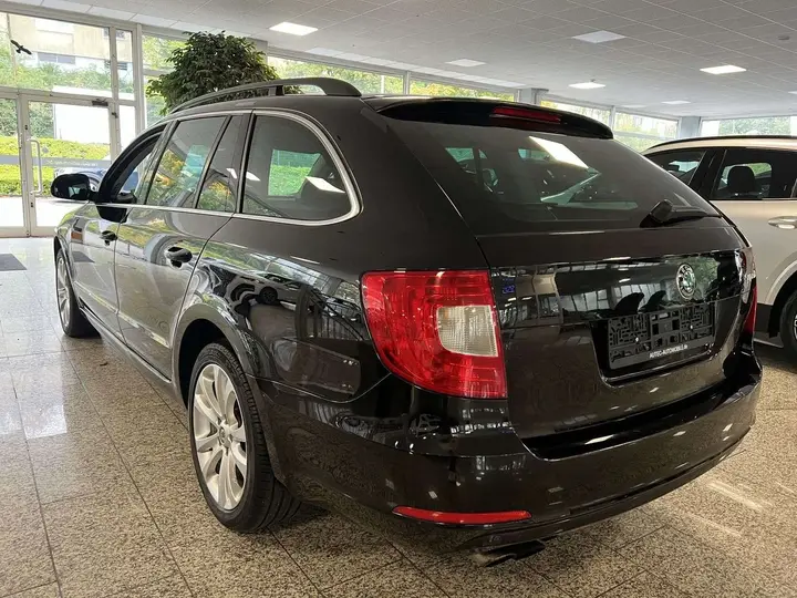 Skoda Superb 2011 photo 4