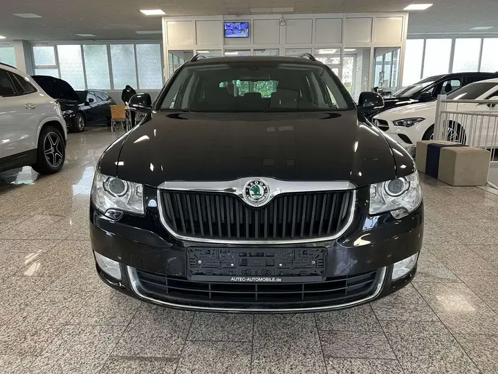 Skoda Superb 2011 photo 2