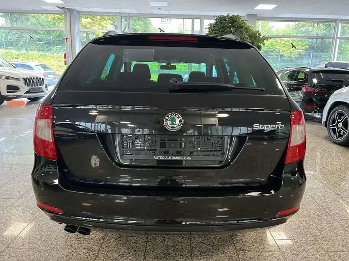 Skoda Superb 2011 photo 5