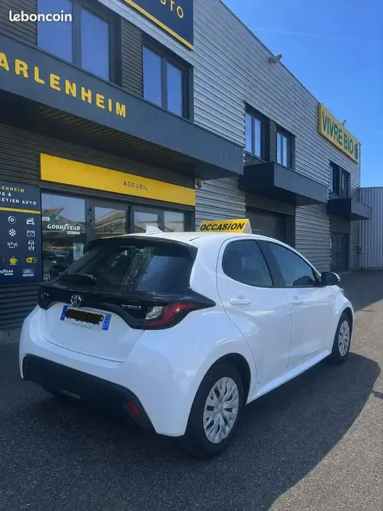 Toyota Yaris 2023 photo 2