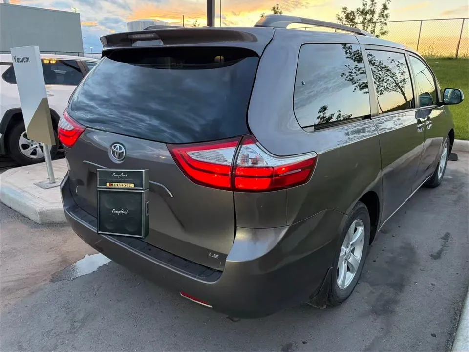Toyota Sienna 2017 photo 2