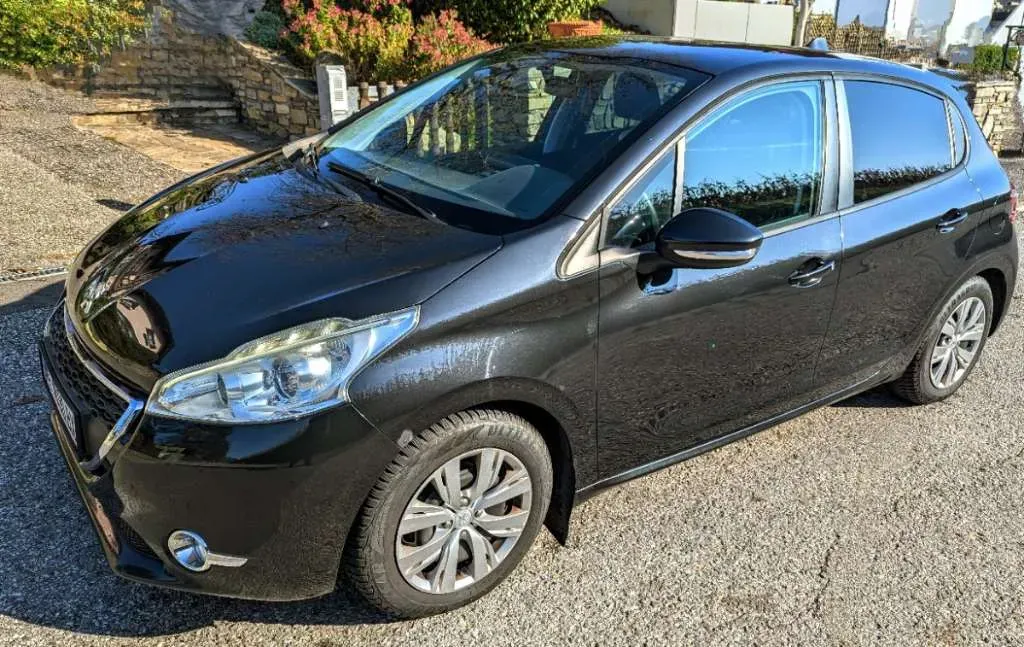 Peugeot 208 2012 photo 2