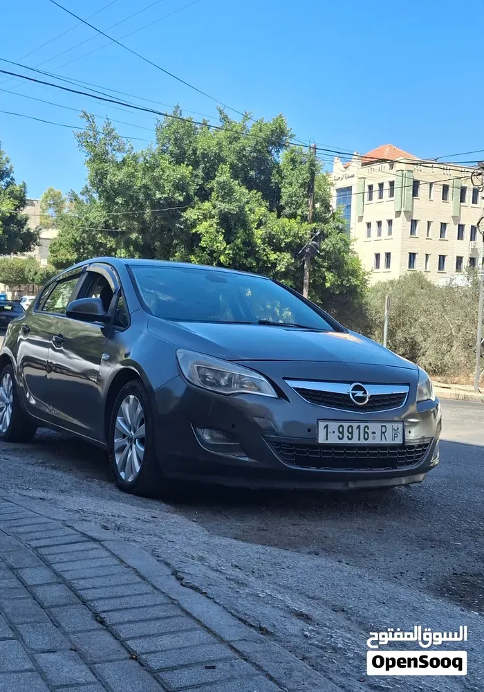 Opel Astra 2012 photo 2