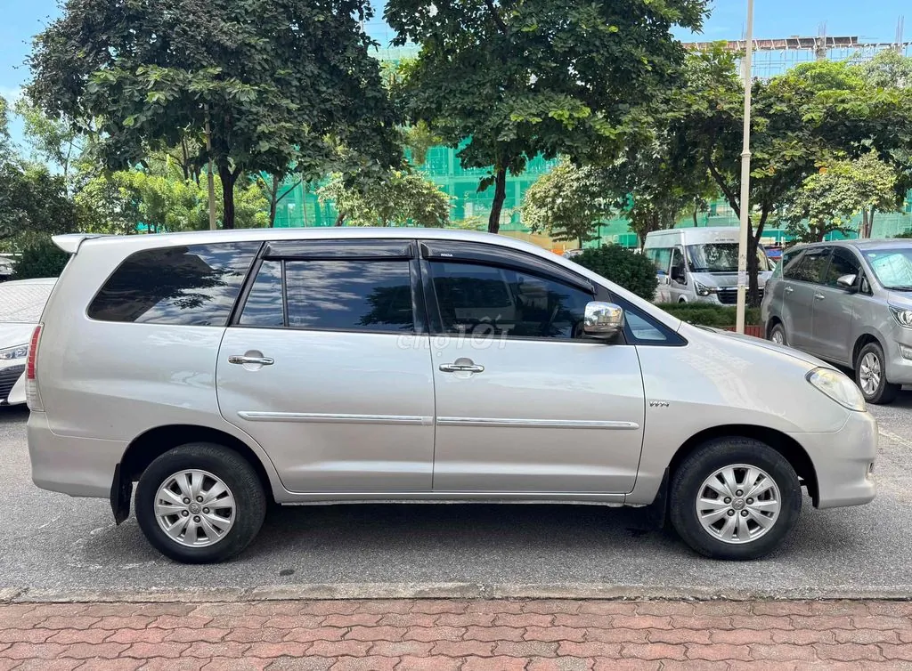 Toyota Innova 2011 photo 2