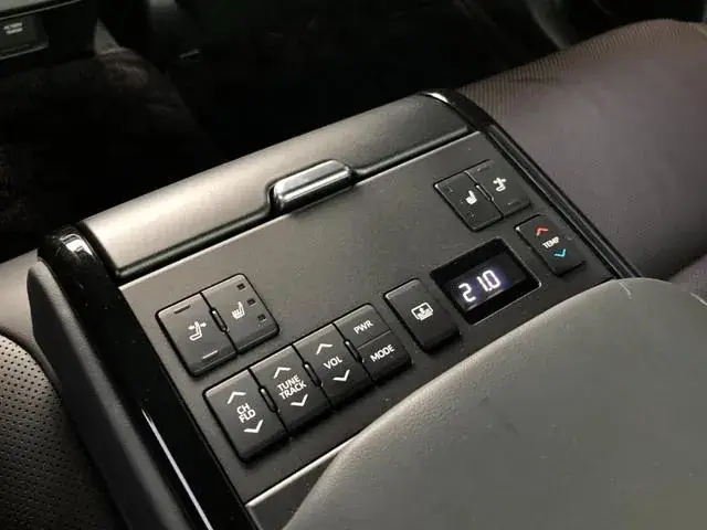 Toyota Crown Crossover 2023 photo 3