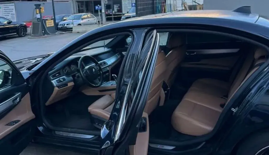 BMW 7 Series 2011 photo 2