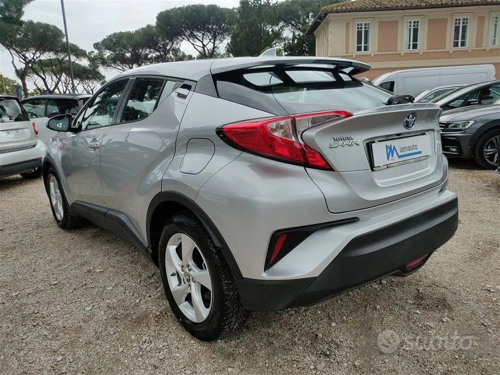Toyota C-Hr 2019 photo 2