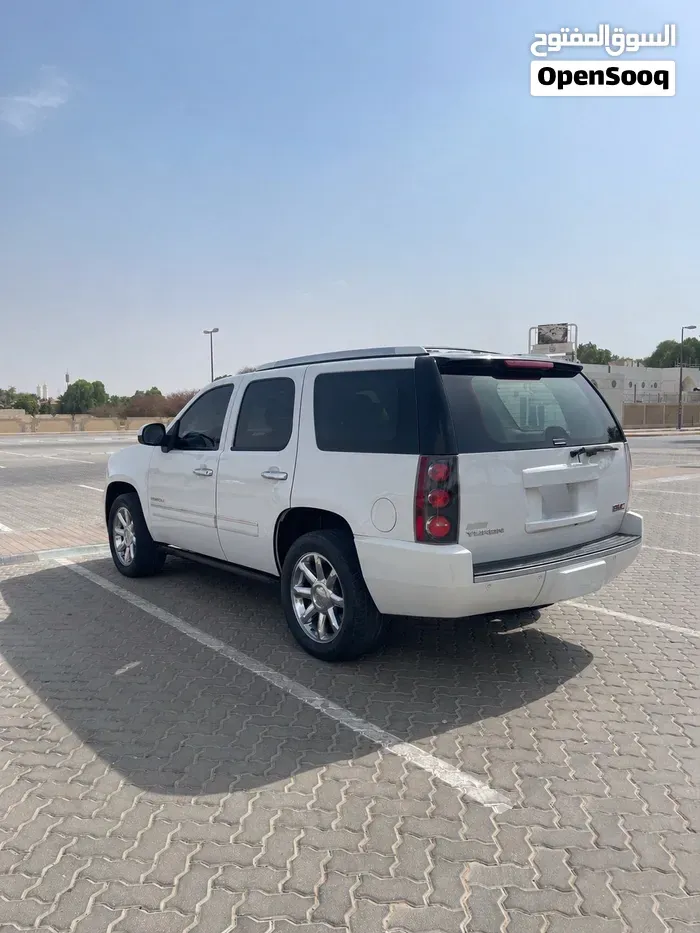 GMC Yukon Denali 2012 photo 2
