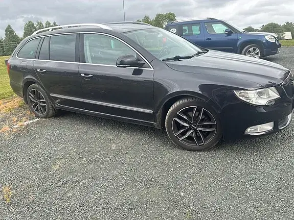 Skoda Superb 2012 photo 2