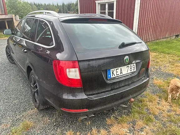 Skoda Superb 2012 photo 3