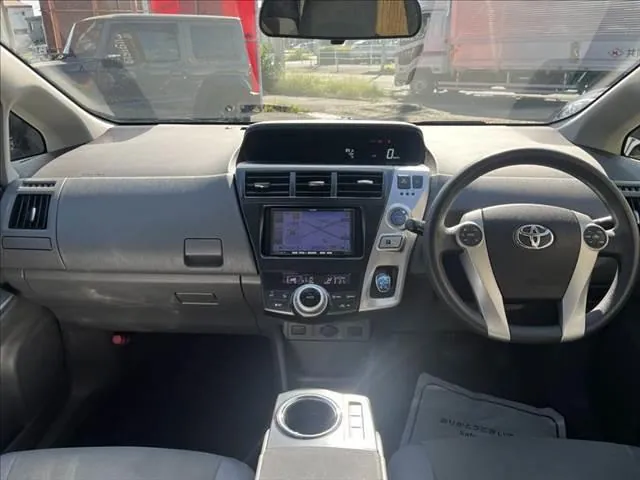 Toyota Prius Alpha 2011 photo 3
