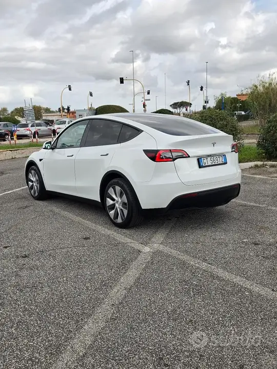 Tesla Model Y 2024 photo 2