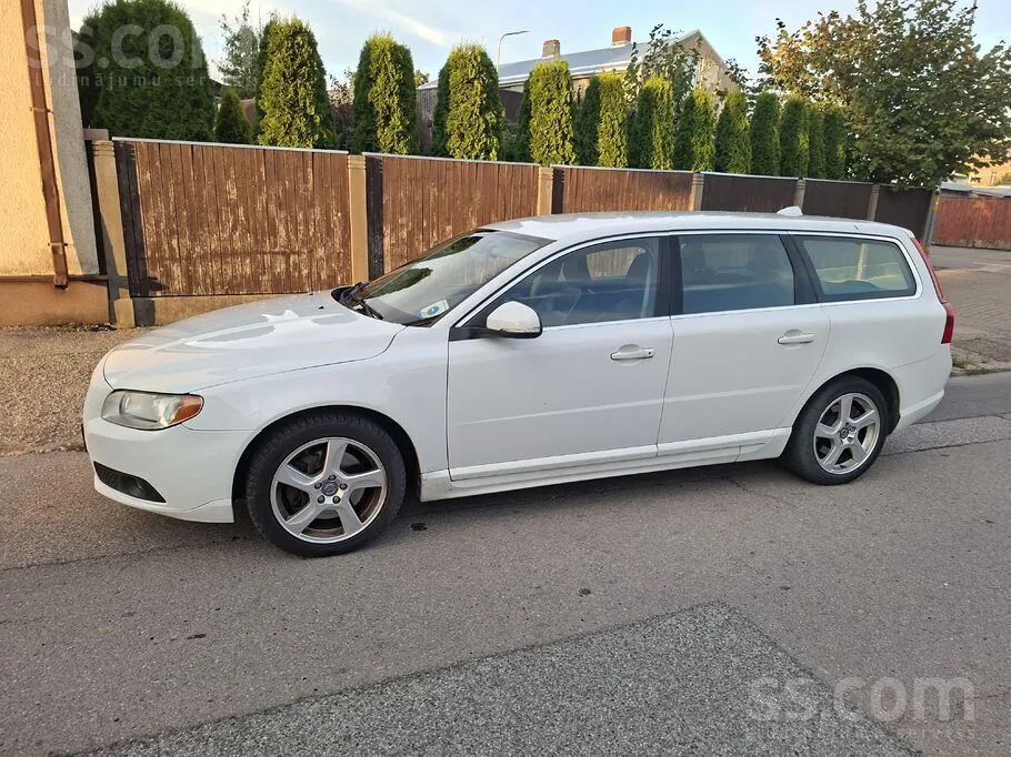 Volvo V70 2012 photo 2
