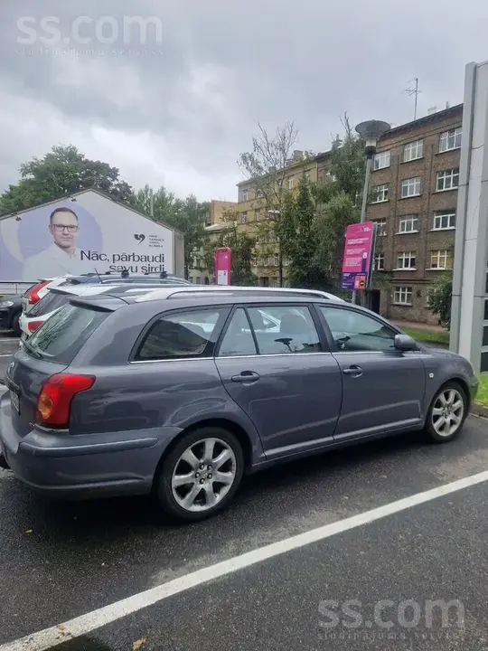 Toyota Avensis 2004 photo 2