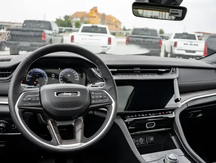Jeep Grand Cherokee 2026 photo 3