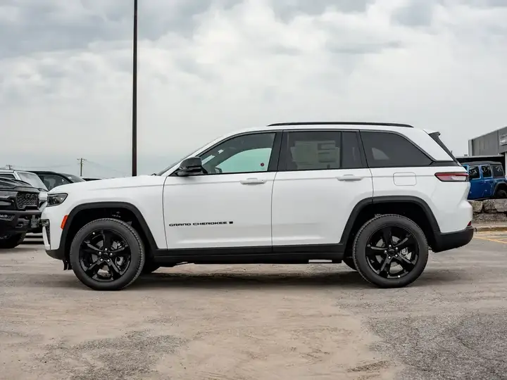 Jeep Grand Cherokee 2026 photo 5