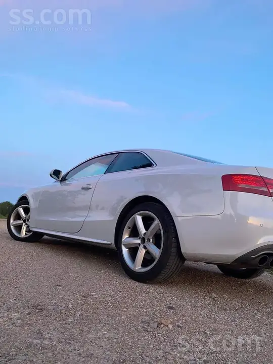 Audi A5 2010 photo 2