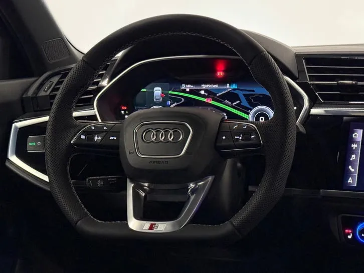 Audi Q3 2021 photo 2