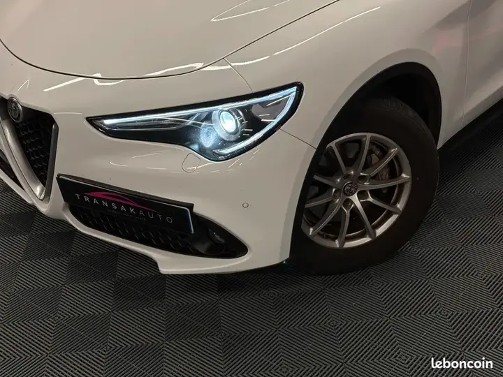 Alfa Romeo Stelvio 2017 photo 2