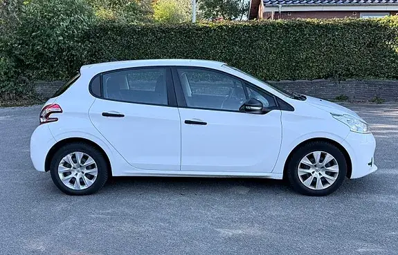 Peugeot 208 2014 photo 3