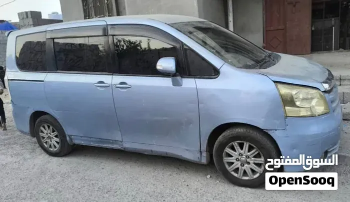 Toyota Voxy 2008 photo 3