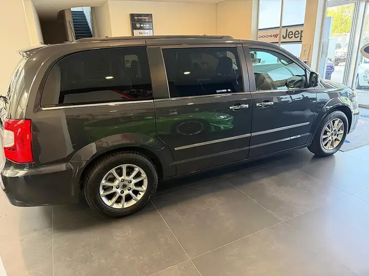 Lancia Voyager 2013 photo 2