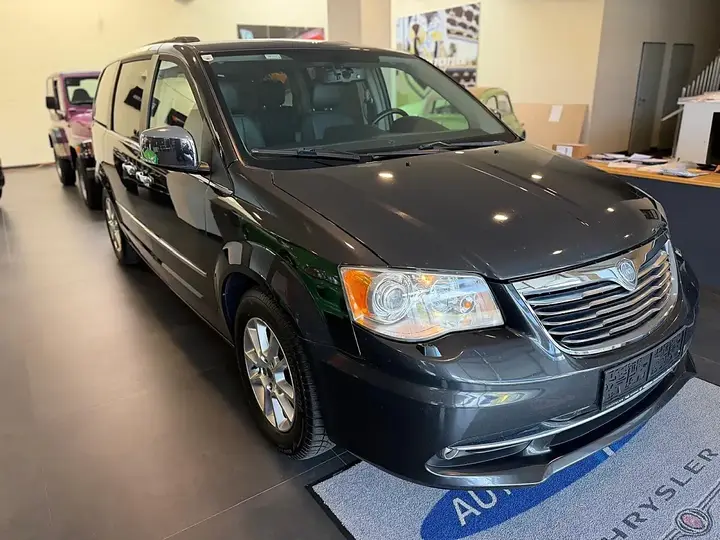 Lancia Voyager 2013 photo 3