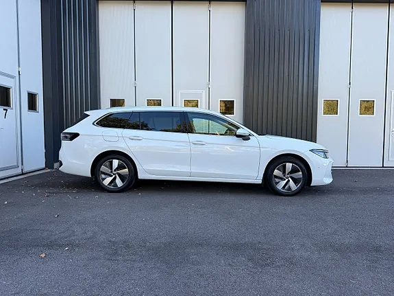 Volkswagen Passat 2024 photo 2