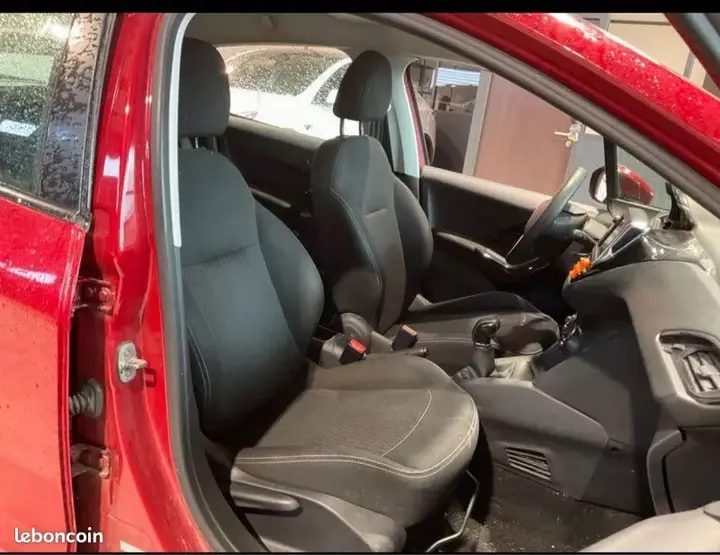 Peugeot 208 2020 photo 3