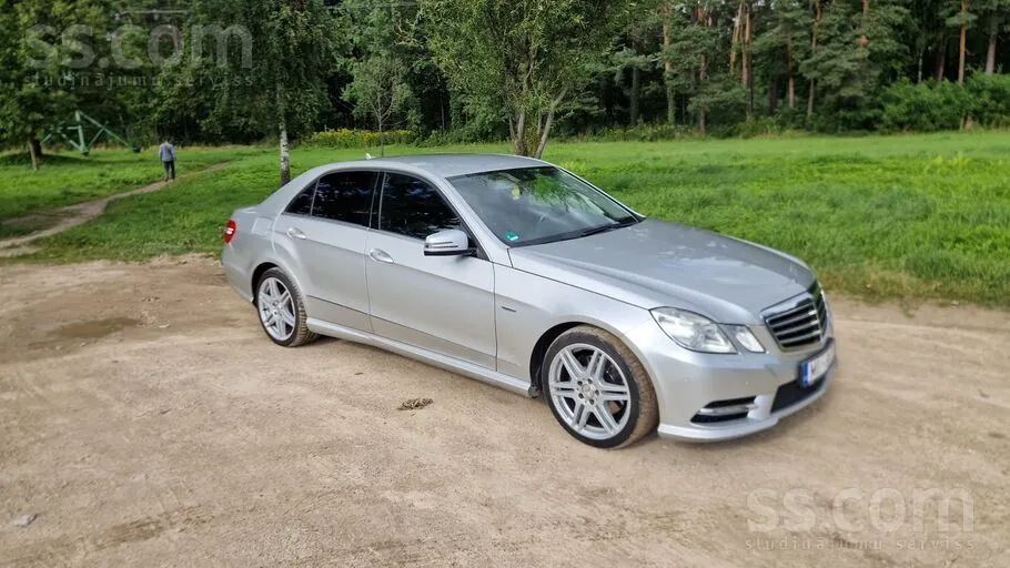 Mercedes-Benz E300 2011 photo 2